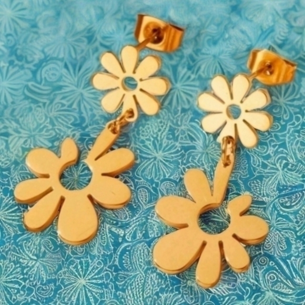MODCLOTH RETRO VINTAGE VIBE HIPPIE FLOWER EARRINGS 1 - Picture 5 of 6